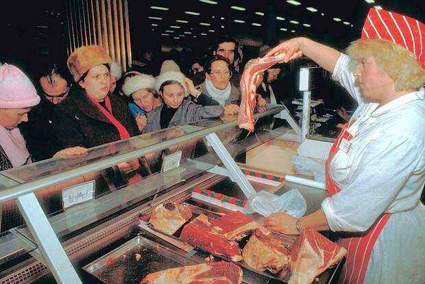 Вполне возможно, что в других "точках советской торговли" подобный трюк выполняли женщины-мясники. Были в СССР и такие. Фото: avatars.mds.yandex.net