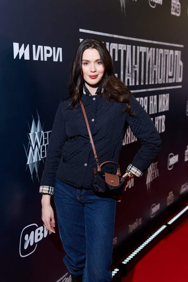 Изгои: Амалия Мордвинова, Александр Устюгов и Евгения Ахременко Изгои: Амалия Мордвинова, Александр Устюгов и Евгения Ахременко