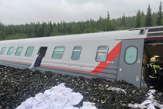 СК: на месте аварии с поездом в Коми нашли тела двух человек