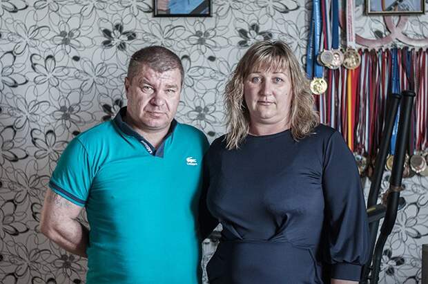 Ольга Александрова и Александр Окунев — родители Егора в его комнате Ольга Александрова и Александр Окунев — родители Егора в его комнате