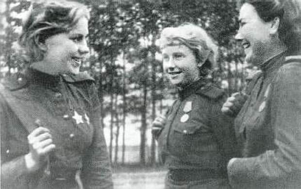 Роза Шанина ( слева ) с подругами: Лидой Вдовиной и Александрой Екимовой. 5-я армия, лето 1944 года.