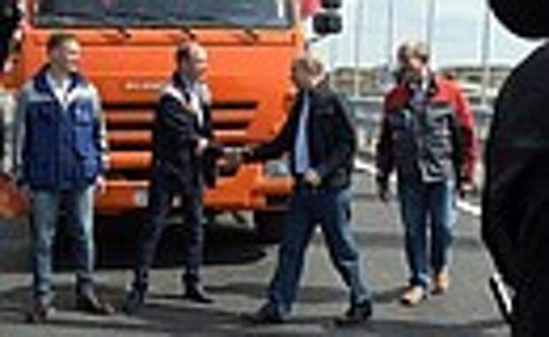 Перед проездом по Крымскому мосту Владимир Путин встретился со строителями объекта.