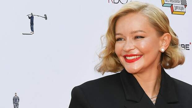 Актриса Юлия Пересильд в платье с глубоким декольте появилась на публике