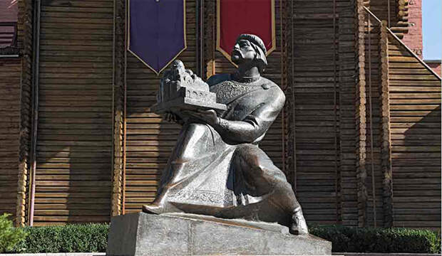Памятник князю Ярославу Мудрому, держащему собор Святой Софии, у входа в Золотые ворота Киева, Украина. / Фото: Adobe Stock Памятник князю Ярославу Мудрому, держащему собор Святой Софии, у входа в Золотые ворота Киева, Украина. / Фото: Adobe Stock