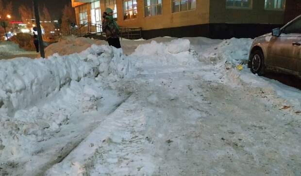 В Ижевске после очистки на парковках остаются глубокие колеи снега и льда