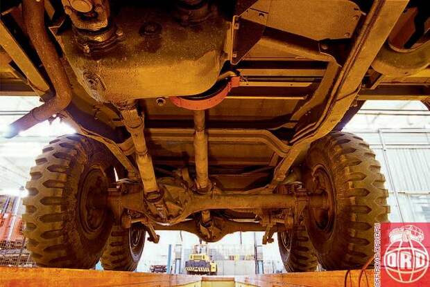 Но это лишь на первый взгляд. Такое решение обусловлено требованиями унификации (производство «проходного» моста потребовало бы дополнительных затрат). Средний мост повторяет задний (Dodge Full Floating Hypoid) за исключением смещенного редуктора. Параллельно снижению затрат «убивается еще один заяц»: обслуживание автомобиля становится гораздо проще – редукторы-то одинаковые.