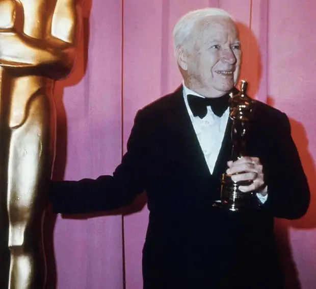 Полугодовалый Киану, 82-летний Чаплин и еще 12 редких фото знаменитостей