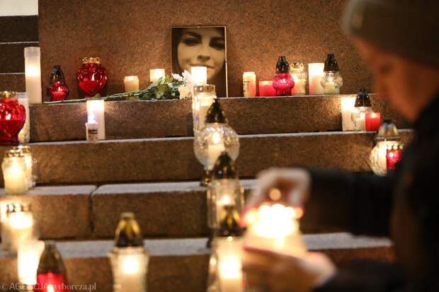 В память о жертве запрета абортов зажгли свечи.