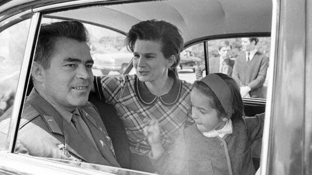 Андриян Николаев с женой Валентиной Терешковой и дочерью Леной. 1970 год