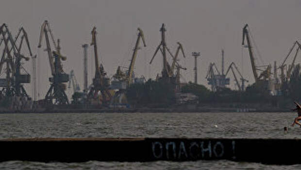 Вид на Мариупольский морской порт на Азовском море, Украина. Архивное фото Вид на Мариупольский морской порт на Азовском море, Украина. Архивное фото