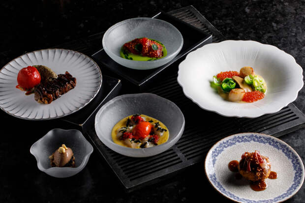 От тунца Бигай с имбирно-луковым соусом до брауни с пломбиром из черного чеснока: первое сет-меню в Duo Asia