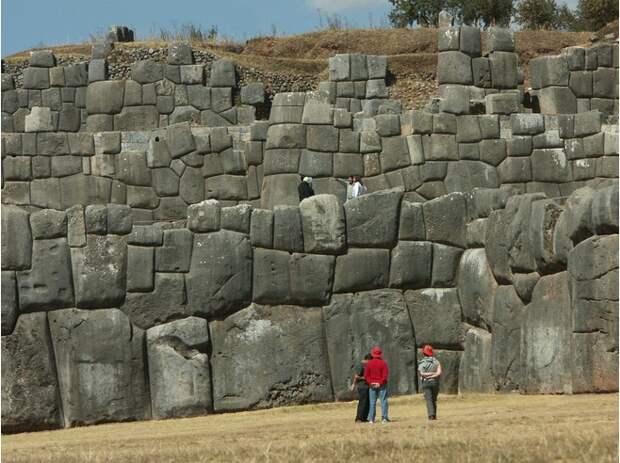 6654078-Three_Great_Walls_Cusco