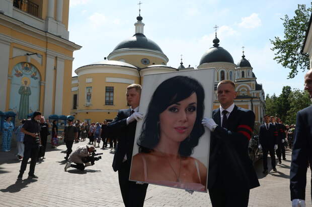 Наступил знаковый день для всей семьи Заворотнюк: Даже 5-летнюю дочь привели к могиле Насти