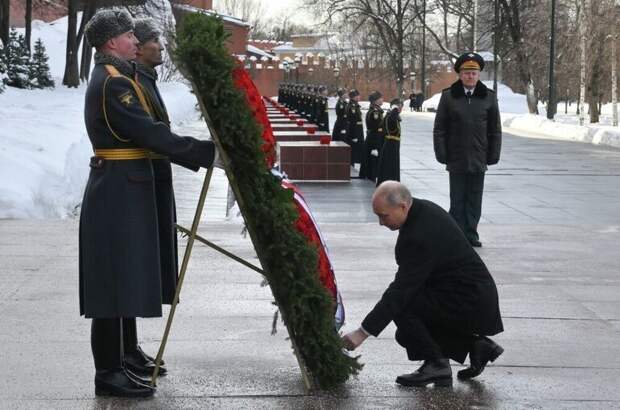 Путин возложил венок к Могиле Неизвестного Солдата у Кремлевской стены