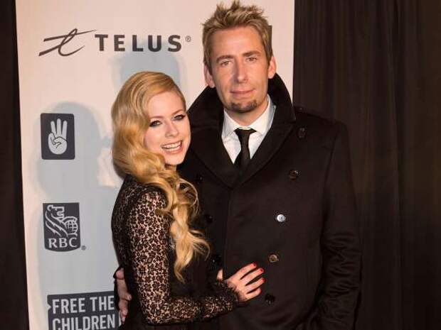 По заявлениям СМИ, Аврил Лавин и ее муж, солист группы Nickelback Чед Крюгер, разошлись после 14 месяцев в браке. Аврил сфотографировали без обручального кольца, а также источник сообщил изданию Us Weekly: «Все кончено. Он рассказывает всему Лос-Анджелесу, что они разводятся».