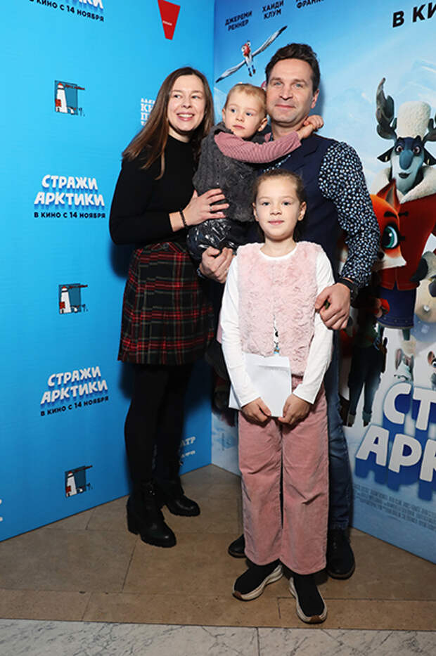 Виктор Добронравов с женой Александрой и дочерьми Варварой и Василисой