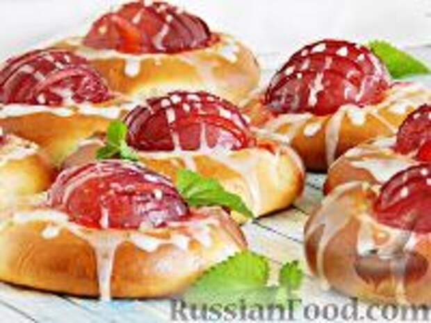 Фото к рецепту: Булочки со сливами