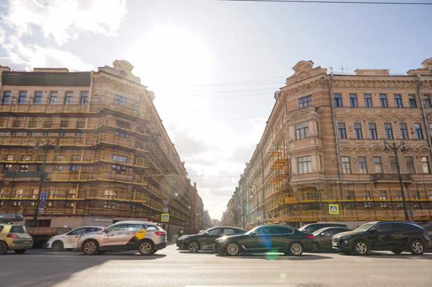 В Петербурге начали реставрацию домов-близнецов на Невском проспекте