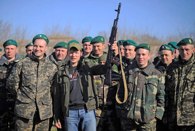 Олег Ляшко с украинскими солдатами и офицерами в лагере украинских военных под Черниговом, 5 Апреля 2014 год 