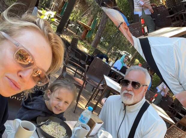 Певица Альбина Джанабаева опубликовала фото с Валерием Меладзе и детьми