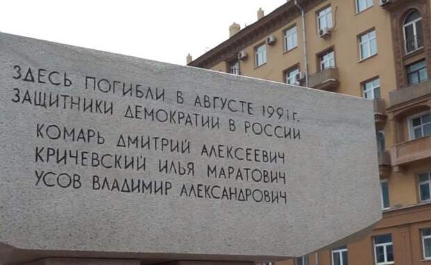 Ранее уже публиковал такие подборки фотографий об эпохах Хрущёва и Брежнева. А теперь — о менее долгой эпохе Горбачёва (1985—1991)...-91
