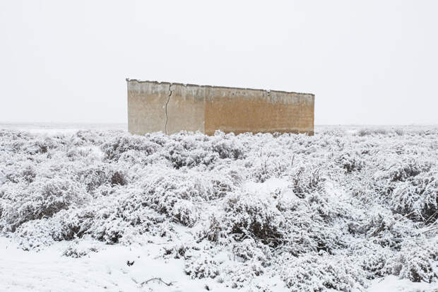 Заброшенное здание в снегу в Иране