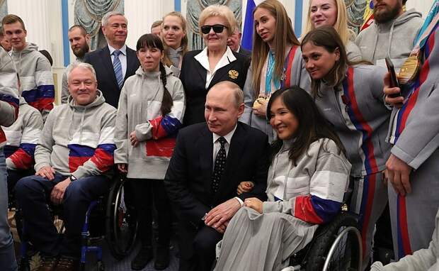В Кремле вручены госнаграды победителям XII Паралимпийских зимних игр
