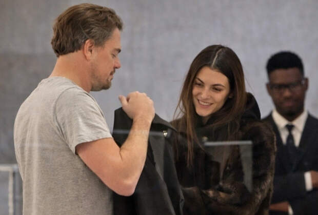 Люксовый шопинг Леонардо Ди Каприо и его 27-летней возлюбленной попал на фото