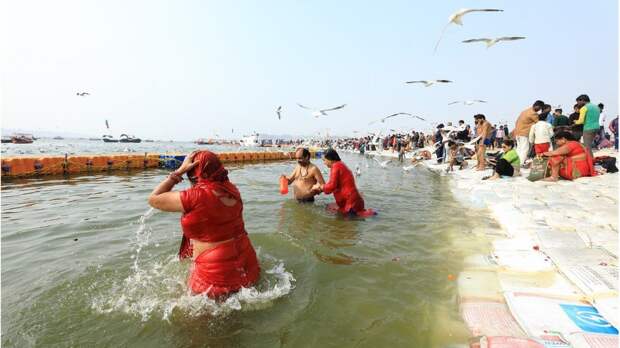 Индуисты считают, что омовение в реки очистит их от грехов