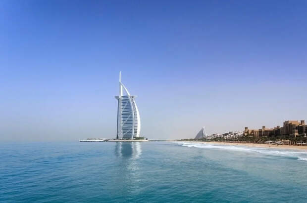 Иранский беспилотник ударил по пятизвёздочному отелю в Дубае