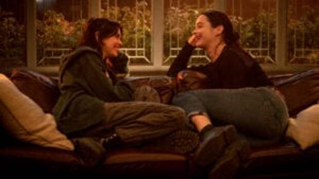 Amanda Fix as Jules, Krysten Ritter as Lucy - Orphan Black: Echoes _ Season 1, Episode 4