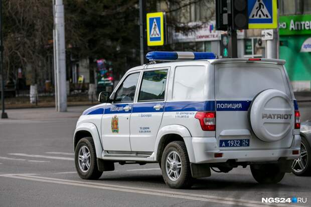 Красноярский полицейский вынес из отдела изъятый алкоголь