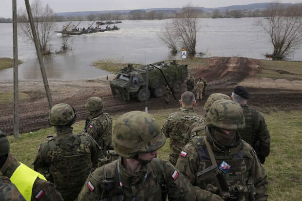 Польша предупредили о передвижении военной техники около границ РФ из-за учений