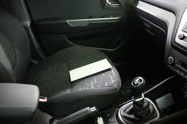 Оставил машину закрытой, а вернувшись нашел в ней письмо: “мы были в твоей машине!”