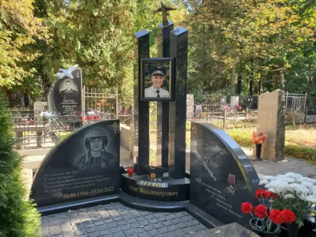 Находясь рядом с могилой гвардии майора Романа Филипова в Воронеже, нельзя не заметить еще одно воинское захоронение. - 975622209484