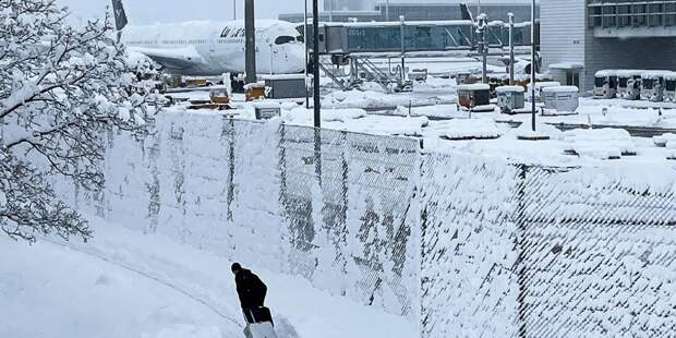 Снегопад в Москве привел к временной остановке работы крупнейшего аэропорта страны