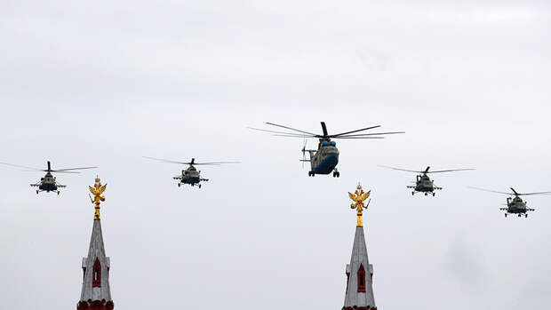 Военно-транспортный вертолет Ми-26 и многоцелевые вертолеты Ми-8АМТШ над Красной площадью на воздушном параде Победы в Москве, 9 мая 2020 года