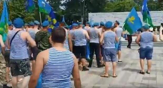 Краснодар отмечает день ВДВ, по городу идет колонна десантников с флагами ВИДЕО