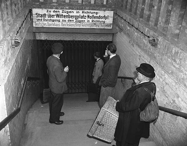 Берлинцы перед станцией метро закрытой из-за отключения электричества. Фото: AP
