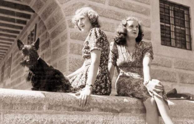 Гретль (слева) и Ева Браун в резиденции Гитлера Бергтхоф / Фото: allthatsinteresting.com Гретль (слева) и Ева Браун в резиденции Гитлера Бергтхоф / Фото: allthatsinteresting.com