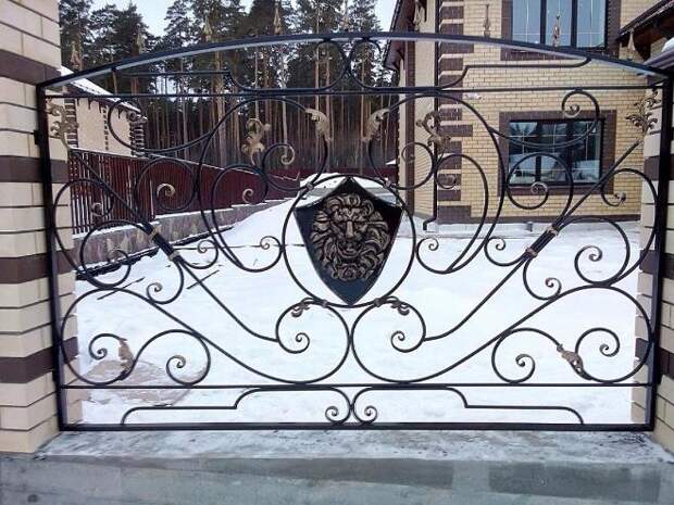 Кованые заборы: разновидности, преимущества и уход (102 фото)