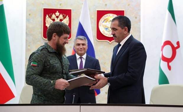 Глава Чеченской Республики Рамзан Кадыров (слева) и глава Ингушетии Юнус-Бек Евкуров