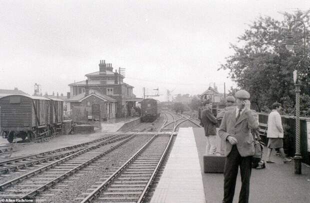 Железнодорожный вокзал Rye в Восточном Суссексе, 5 августа 1958 года. Справа вдалеке видна ветряная мельница