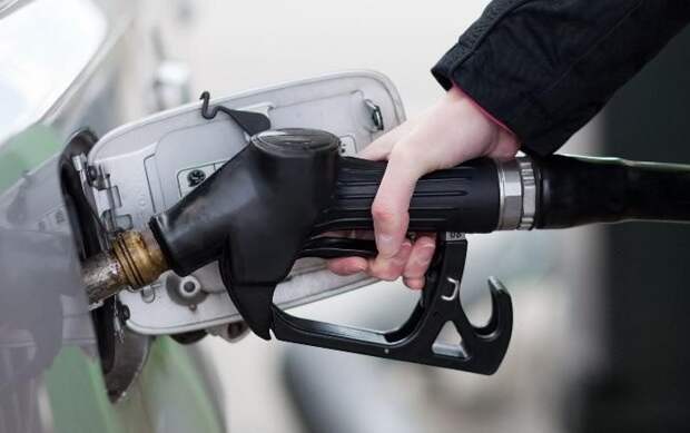 Двойная плата: Украинцы терпят финансовые потери, а АЗС процветают на фоне рекордных продаж