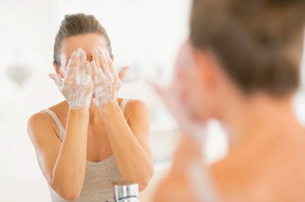 Очищающие средства важно подбирать в соответствии с типом кожи. / Фото: Medaboutme.ru