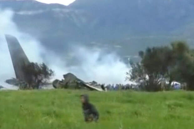 Транспортный самолет ВВС Алжира разбился после взлета, два пилота не выжили