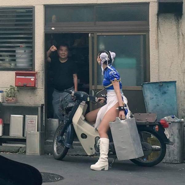 Косплейщица на мопеде