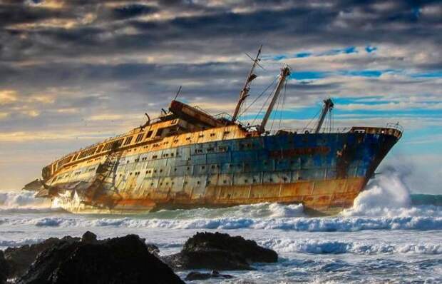 Пассажирский лайнер SS American Star, выброшенный на мель у Канарских островов. | Фото: snapzu.com.
