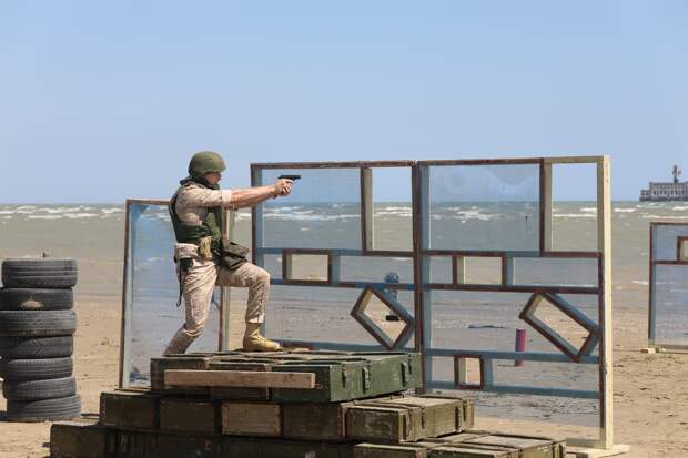 Военнослужащие КФл успешно выполнили нормативы по армейской тактической стрельбе из ПМ