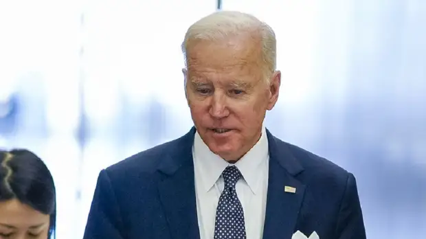 Байден и пустота. Психиатры рассказали, почему президент США пожимает руки невидимкам